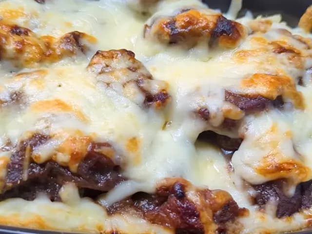 牛スネ肉の赤ワイン煮のチーズ焼き - 鍋・煮るで20分以上の簡単おつまみ