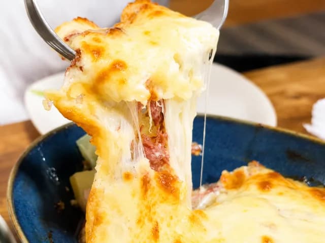 ジャガイモとコンビーフのチーズ焼き おつまみレシピ
