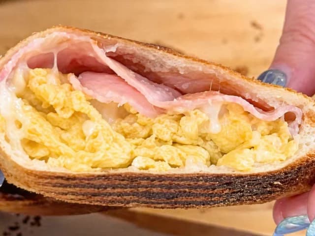 ベーコンエッグホットサンド おつまみレシピ