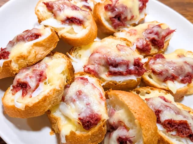 コンビーフと新玉ねぎのチーズバゲット おつまみレシピ